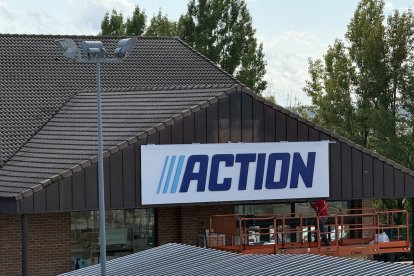 Trabajos para la colocación del letrero de Action en lo que antes era el Aldi de Parquesol.