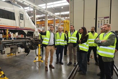 Visita de Óscar Puente a los talleres de Renfe de Valladolid