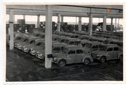Nave de almacenamiento con vehículos Renault 4/4 en Valladolid en 1955.