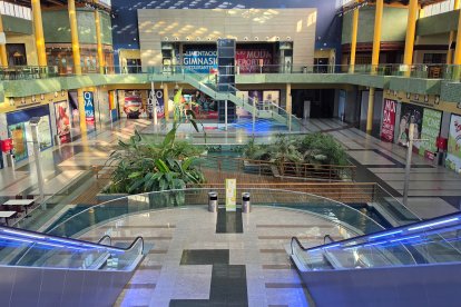 Interior del centro comercial Equinoccio