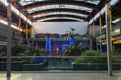 Interior del centro comercial Equinoccio