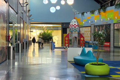 Interior del centro comercial Equinoccio
