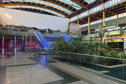 Interior del centro comercial Equinoccio