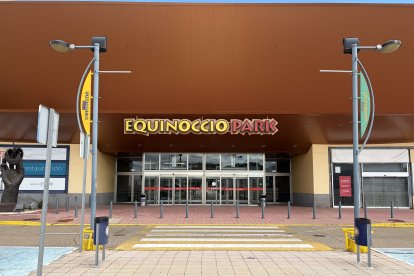 Entrada principal del centro comercial Equinoccio
