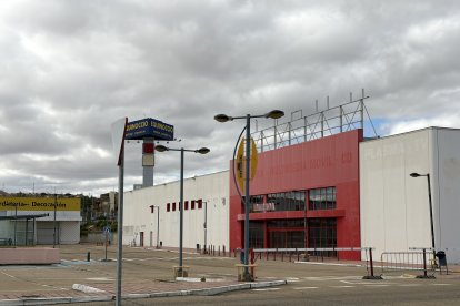 Exterior del centro comercial Equinoccio y antigua nave ocupada por MediaMarkt