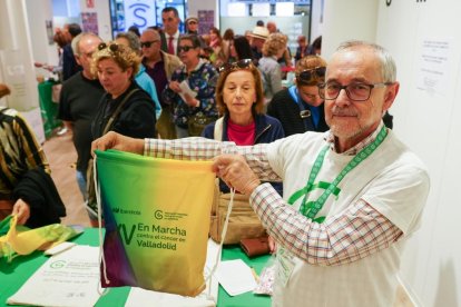 Colas en las inscripciones de la marcha contra el cáncer.