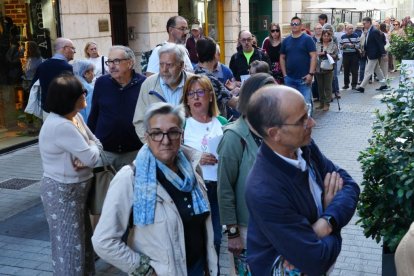 Colas en las inscripciones de la marcha contra el cáncer.