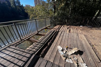 Listones levantados en el mirador del Pisuerga próximo a la Cúpula del Milerio