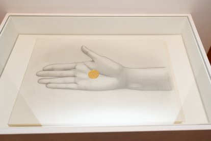 'Desmembrada: mano con moneda'