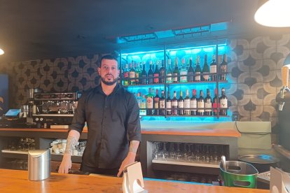 Alex Aguilar, propietarios del bar Voga