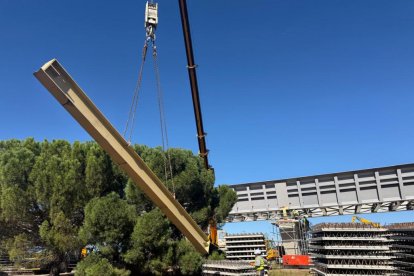 Losas apiladas junto al viaducto, sobre las que se colocará la plataforma para las vías