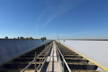 Losas apiladas junto al viaducto, sobre las que se colocará la plataforma para las vías