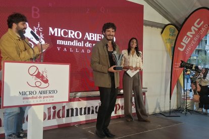 Yon González durante el II Mundial de Micro Abierto de Poesía