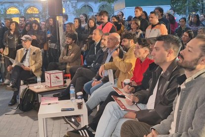 Yon González durante el II Mundial de Micro Abierto de Poesía