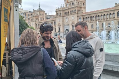 Yon González durante el II Mundial de Micro Abierto de Poesía