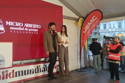 Yon González durante el II Mundial de Micro Abierto de Poesía