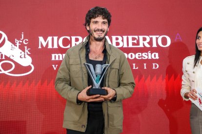 Yon González durante el II Mundial de Micro Abierto de Poesía