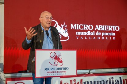 Yon González durante el II Mundial de Micro Abierto de Poesía