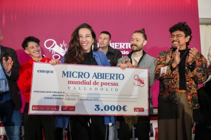 Yon González durante el II Mundial de Micro Abierto de Poesía