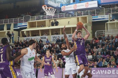 Un momento del UEMC Baloncesto Valladolid ante Badajoz.