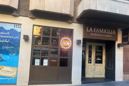 La Famiglia se Sienta a la Mesa
