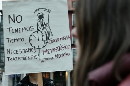 Concentración de pacientes de cáncer de mama y sus familiares con motivo del Día Internacional de la Lucha contra el Cáncer de Mama.