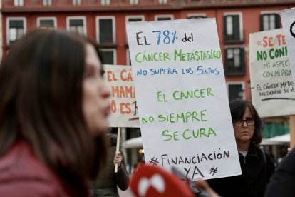 Concentración de pacientes de cáncer de mama y sus familiares con motivo del Día Internacional de la Lucha contra el Cáncer de Mama.
