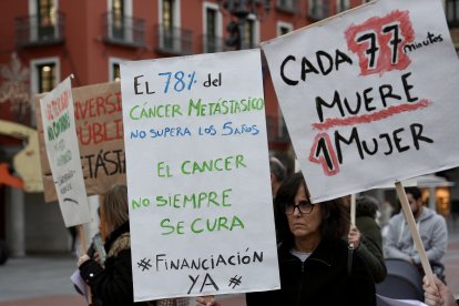 Concentración de pacientes de cáncer de mama y sus familiares con motivo del Día Internacional de la Lucha contra el Cáncer de Mama.