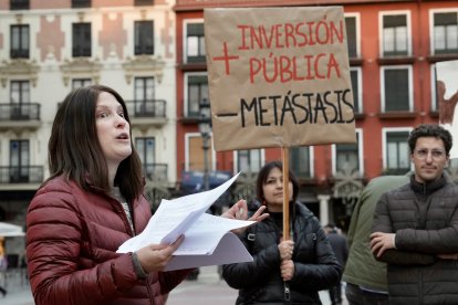 Concentración de pacientes de cáncer de mama y sus familiares con motivo del Día Internacional de la Lucha contra el Cáncer de Mama.