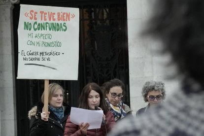 Concentración de pacientes de cáncer de mama y sus familiares con motivo del Día Internacional de la Lucha contra el Cáncer de Mama.