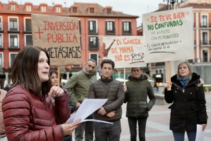 Concentración de pacientes de cáncer de mama y sus familiares con motivo del Día Internacional de la Lucha contra el Cáncer de Mama.