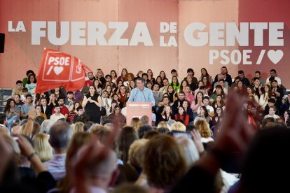 Un momento del mitin de precampaña del PSOE en la Cúpula del Milenio en Valladolid.