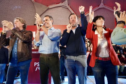 Un momento del mitin de precampaña del PSOE en la Cúpula del Milenio en Valladolid.