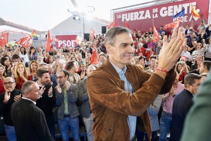 Un momento del mitin de precampaña del PSOE en la Cúpula del Milenio en Valladolid.