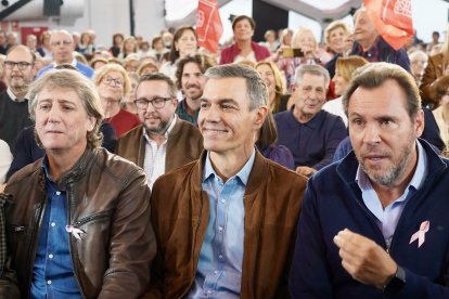 Un momento del mitin de precampaña del PSOE en la Cúpula del Milenio en Valladolid.