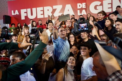 Un momento del mitin de PSOE en la Cúpula del Milenio de Valladolid.