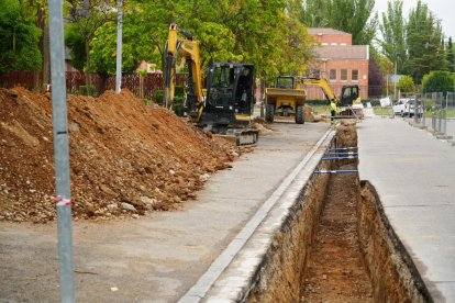 Estado de las obras de la red de calor en Huerta del Rey en Valladolid.