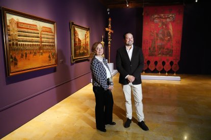 Cano y Fernández junto a las escenas de Gil de Mena y el Estandarte de San Mauricio.
