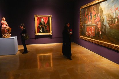 'A la derecha, 'Llegada de la flota inglesa a Cádiz', de Diego Díez Ferreras, y 'Retrato de Joan Dormer'