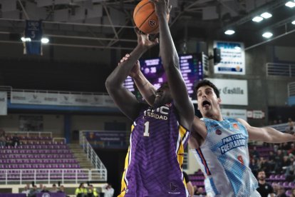 Imagen del partido de 1/16 de final de la copa España entre el UEMC Baloncesto Valladolid de Segunda FEB y el Partizán Fuenlabrada de Primera FEB.
