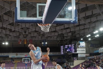 Imagen del partido de 1/16 de final de la copa España entre el UEMC Baloncesto Valladolid de Segunda FEB y el Partizán Fuenlabrada de Primera FEB.