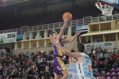 Imagen del partido de 1/16 de final de la copa España entre el UEMC Baloncesto Valladolid de Segunda FEB y el Partizán Fuenlabrada de Primera FEB.