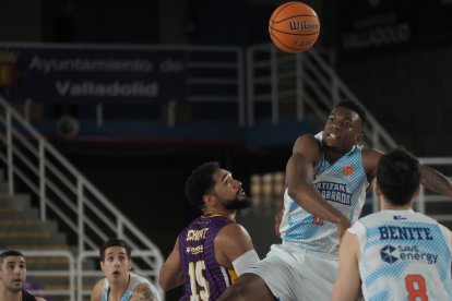 Imagen del partido de 1/16 de final de la copa España entre el UEMC Baloncesto Valladolid de Segunda FEB y el Partizán Fuenlabrada de Primera FEB.