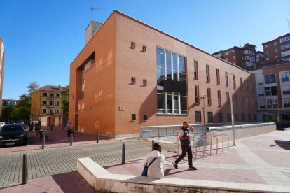 Centro de Salud Pilarica-Circular junto a la antigua casa cuartel de la Guardia Civil en la plaza de Vadillos.