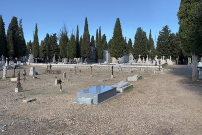 Tumbas en el cementerio de El Carmen de Valladolid.