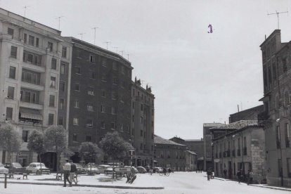 Vista de la plaza Tenerías desde la calle San Ildefonso en 1964