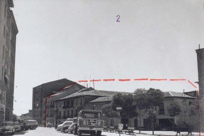 Vista de la plaza Tenerías desde la calle San Ildefonso en 1964