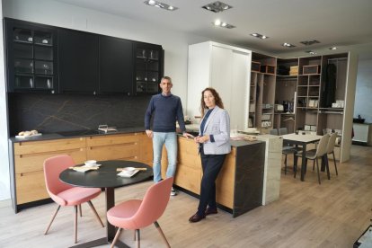Javier Vicente y María Mongil son parte del equipo de la tienda de cocinas Cocinas Lucio, en el número 11