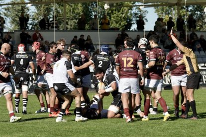 Imagen del duelo en Pepe Rojo entre Vulcanizados Álvarez El Salvador y Silicius Alcobendas.