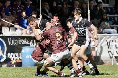 Imagen del duelo en Pepe Rojo entre Vulcanizados Álvarez El Salvador y Silicius Alcobendas.